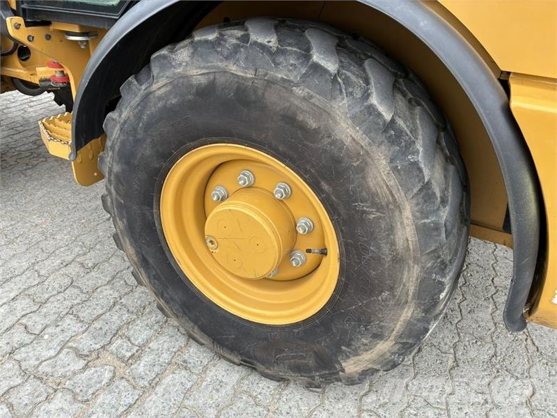 CAT 906M Kolesni nakladalci
