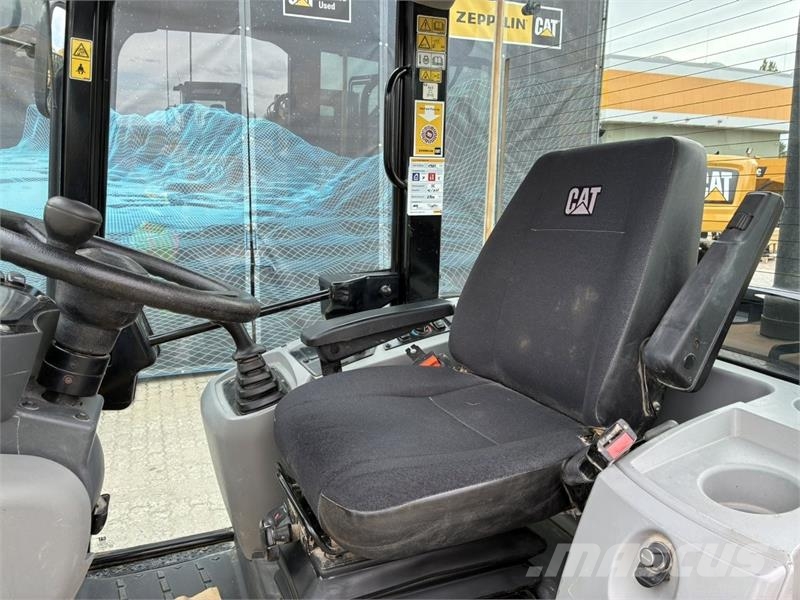 CAT 906M Kolesni nakladalci