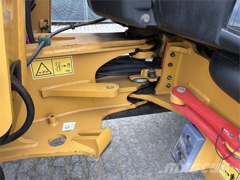 CAT 906M Kolesni nakladalci