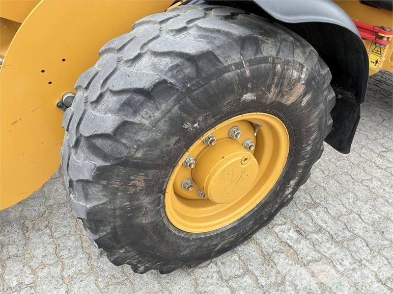 CAT 906M Kolesni nakladalci