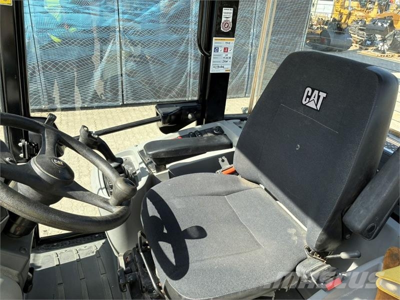 CAT 906M Kolesni nakladalci