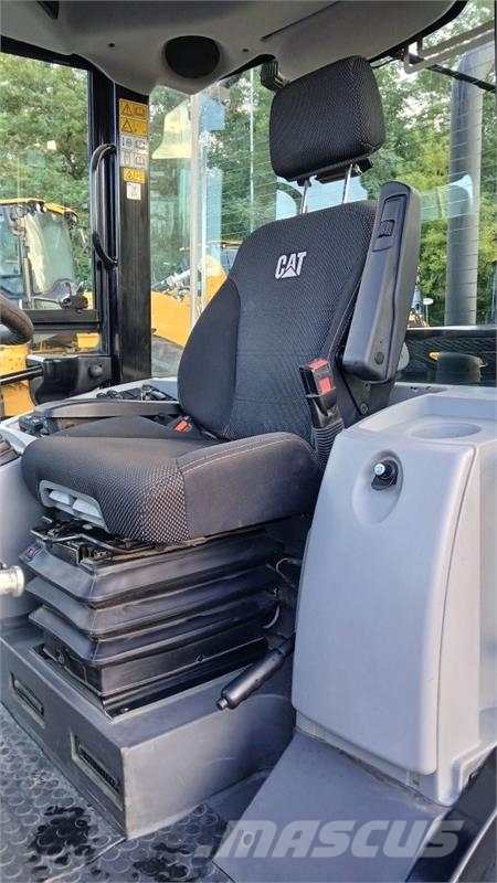 CAT 906M Kolesni nakladalci