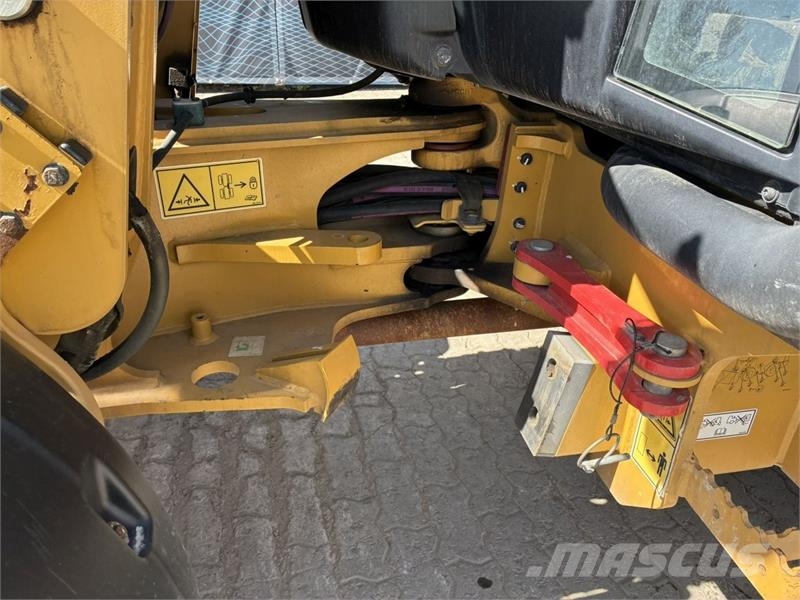 CAT 906M Kolesni nakladalci