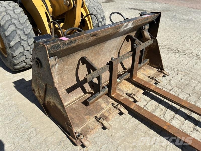 CAT 906M Kolesni nakladalci