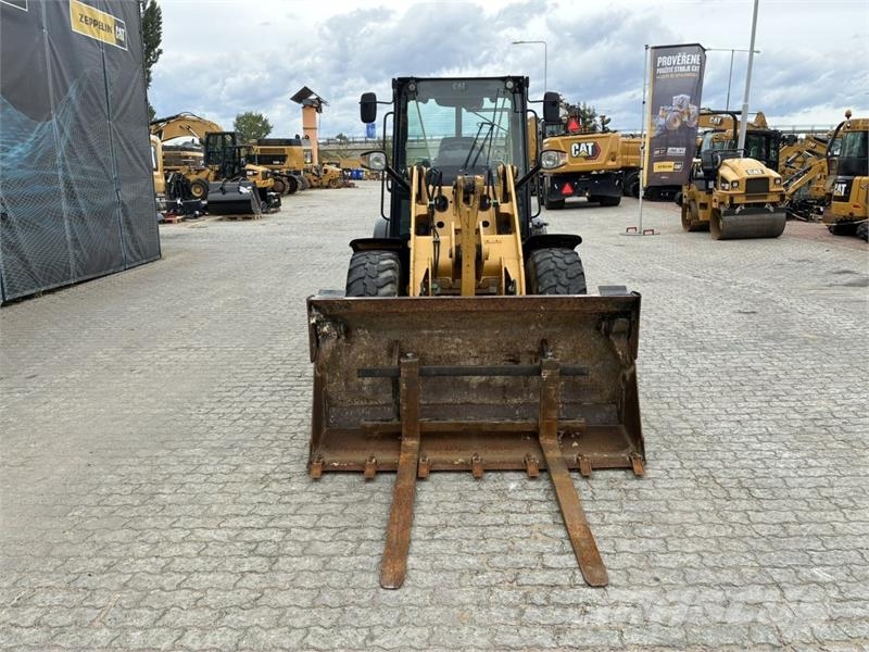 CAT 906M Kolesni nakladalci