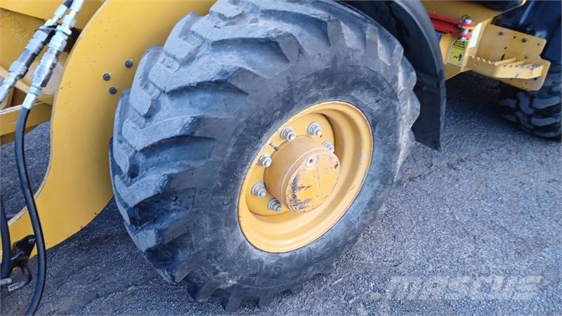 CAT 906M Kolesni nakladalci