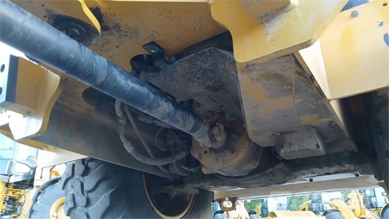 CAT 906M Kolesni nakladalci