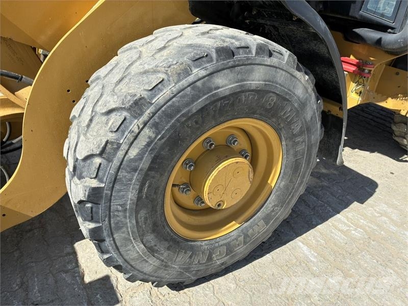 CAT 906M Kolesni nakladalci