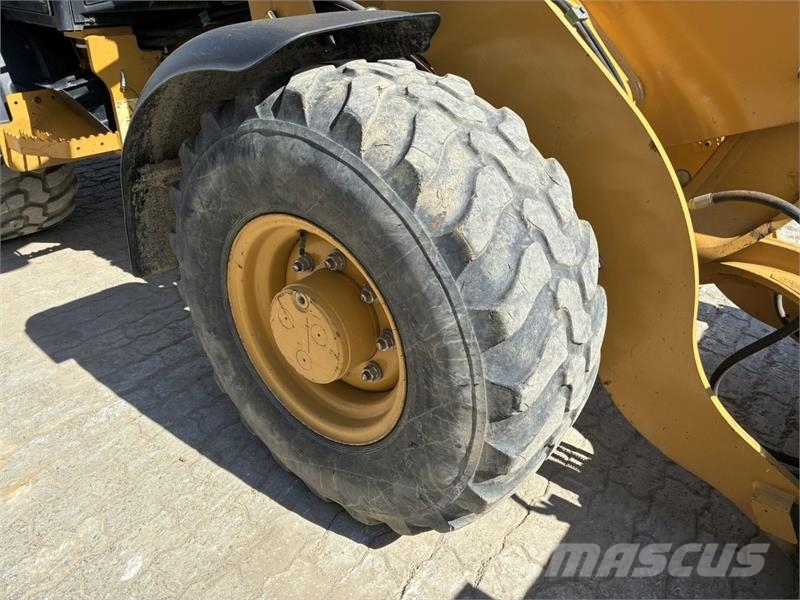 CAT 906M Kolesni nakladalci