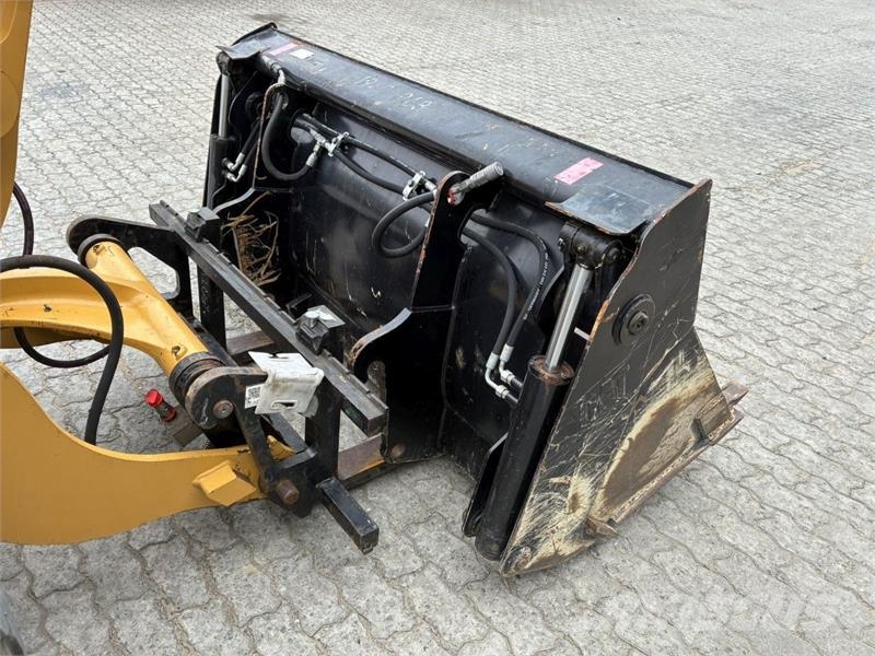 CAT 906M Kolesni nakladalci