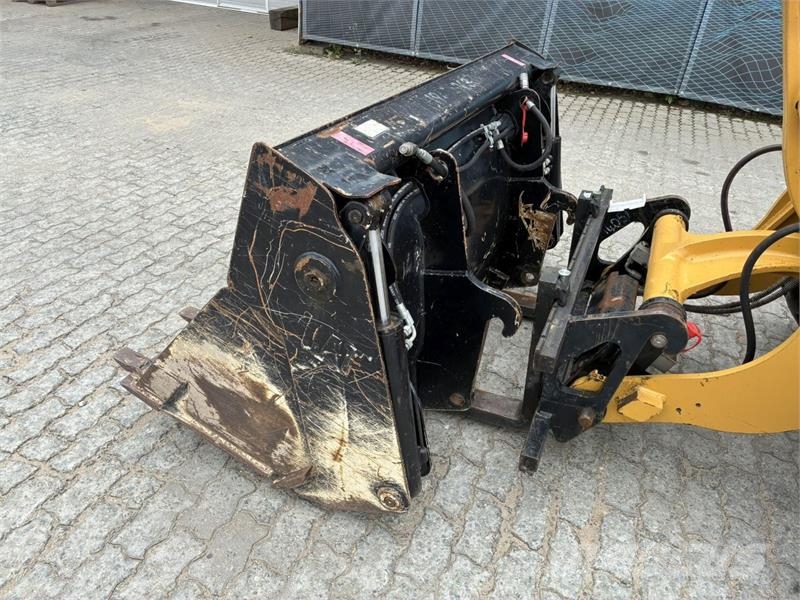 CAT 906M Kolesni nakladalci