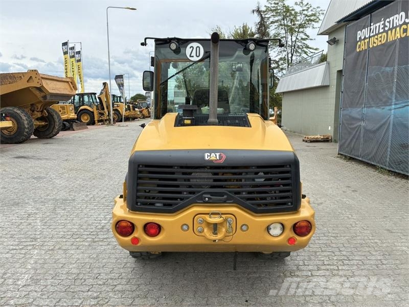 CAT 906M Kolesni nakladalci