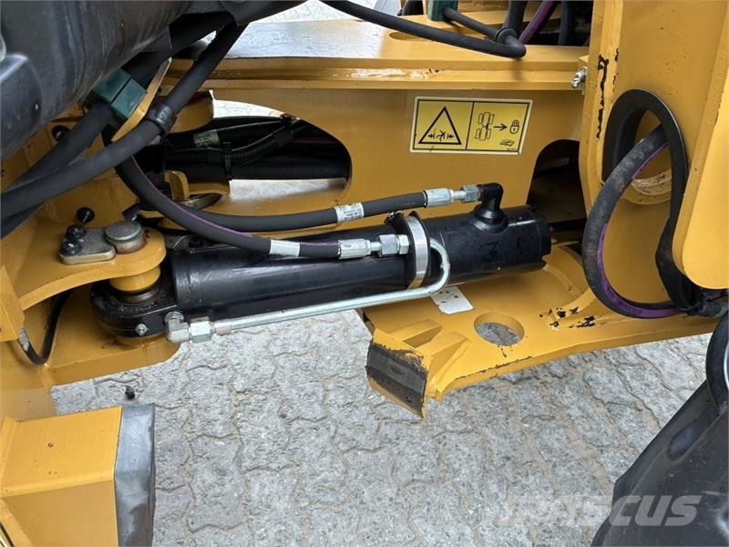CAT 906M Kolesni nakladalci