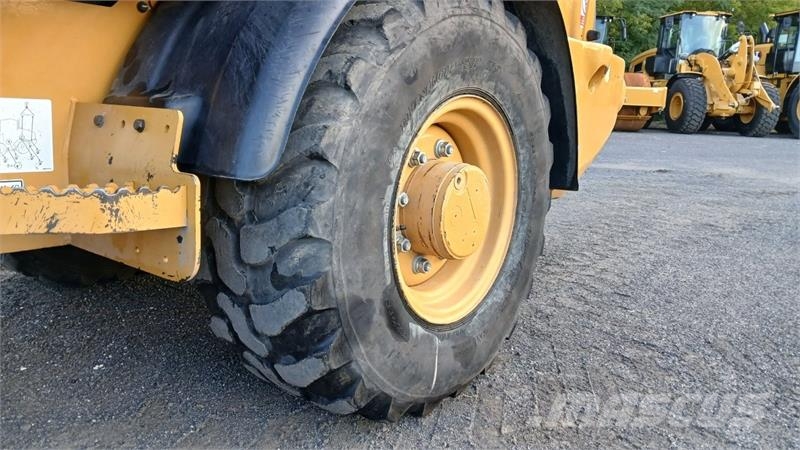 CAT 906M Kolesni nakladalci