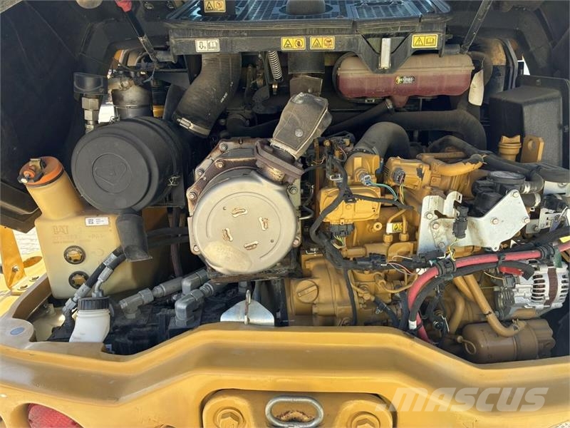 CAT 906M Kolesni nakladalci