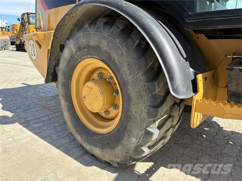 CAT 906M Kolesni nakladalci