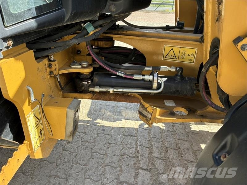 CAT 906M Kolesni nakladalci