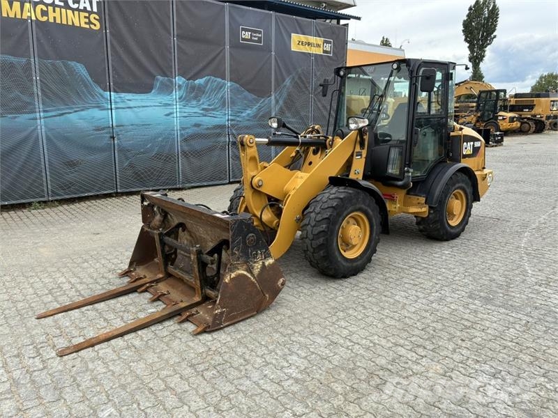 CAT 906M Kolesni nakladalci