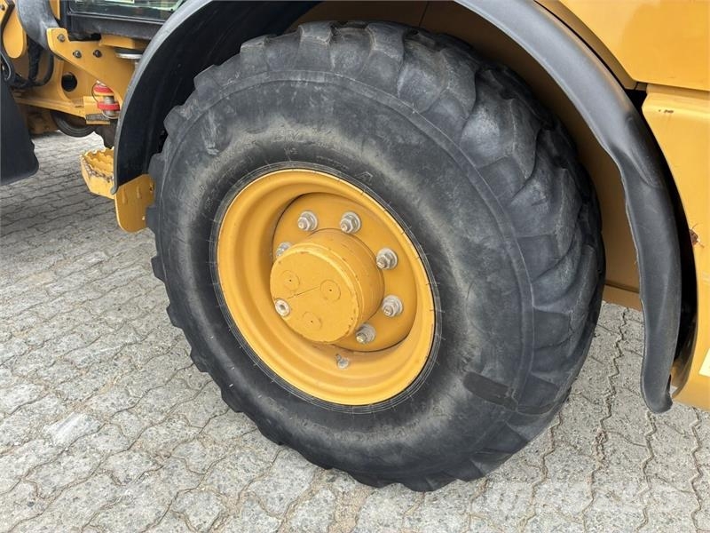 CAT 906M Kolesni nakladalci