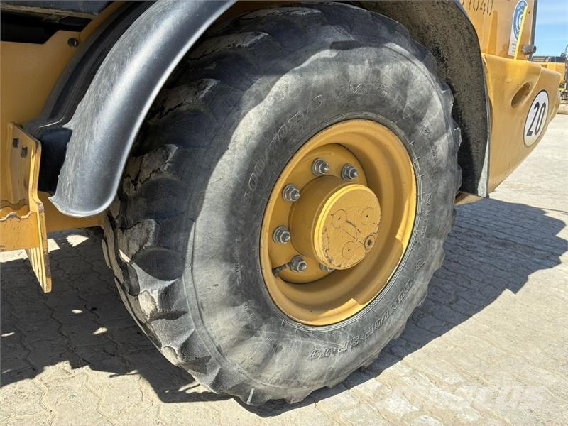 CAT 906M Kolesni nakladalci