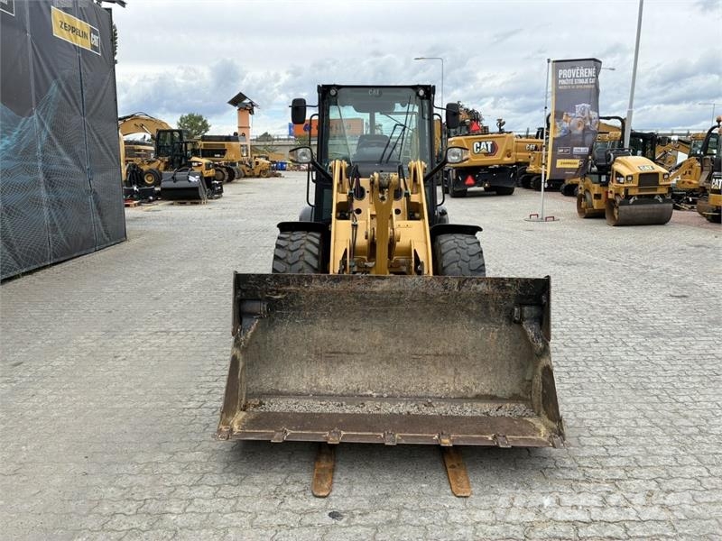 CAT 906M Kolesni nakladalci
