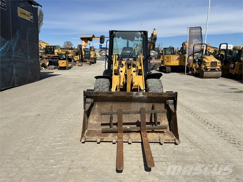 CAT 906M Kolesni nakladalci