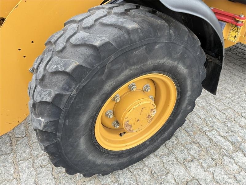 CAT 906M Kolesni nakladalci