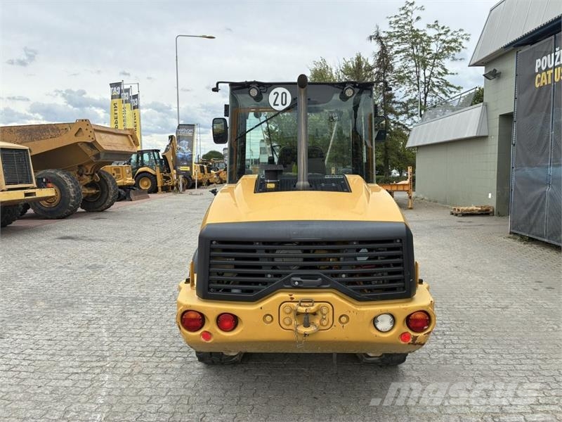CAT 906M Kolesni nakladalci