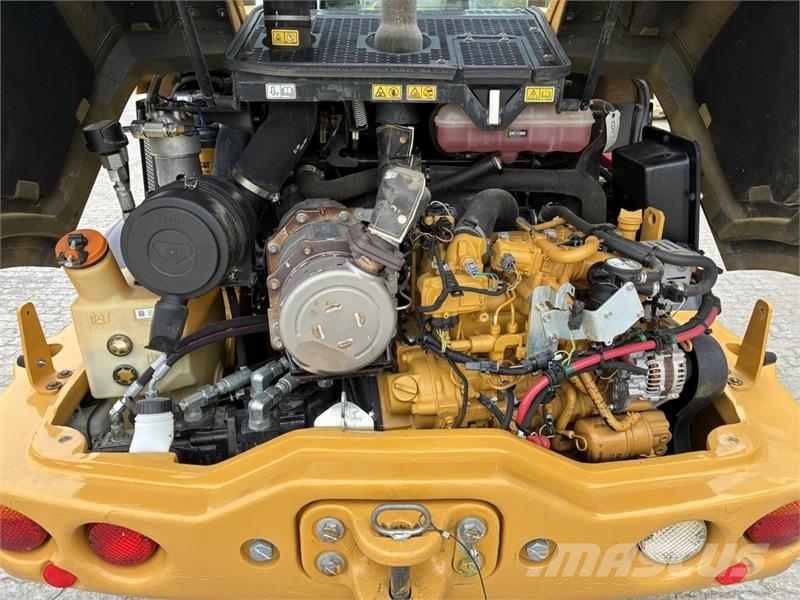 CAT 906M Kolesni nakladalci