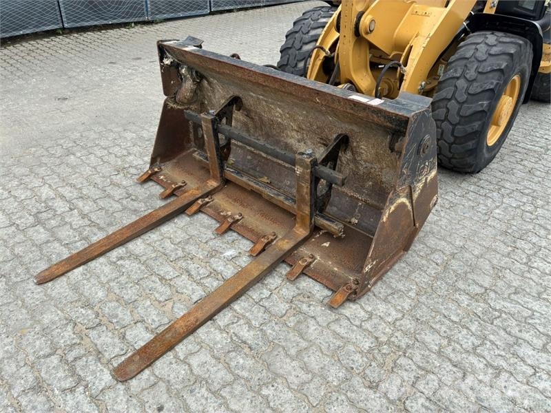CAT 906M Kolesni nakladalci