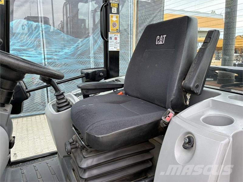 CAT 906M Kolesni nakladalci