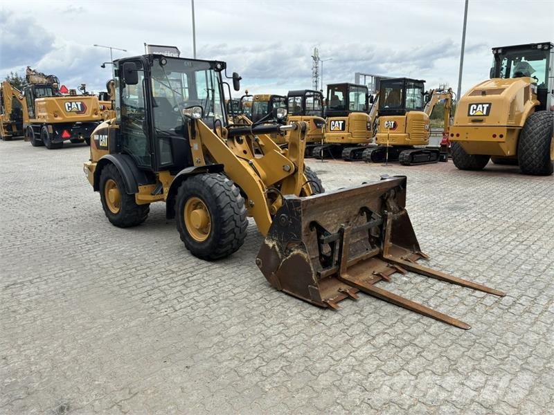 CAT 906M Kolesni nakladalci
