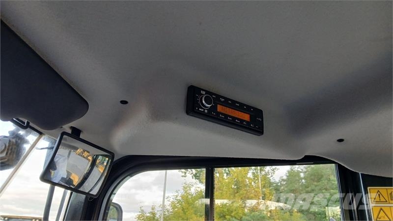 CAT 906M Kolesni nakladalci