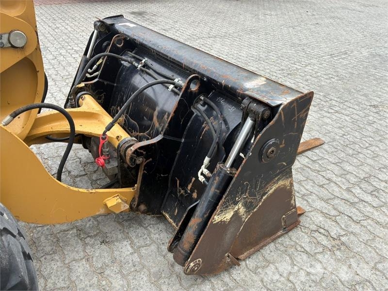 CAT 906M Kolesni nakladalci