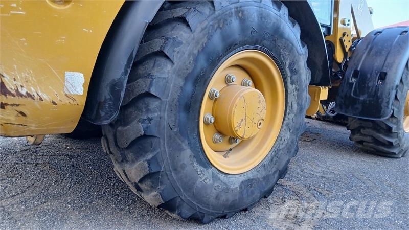CAT 906M Kolesni nakladalci