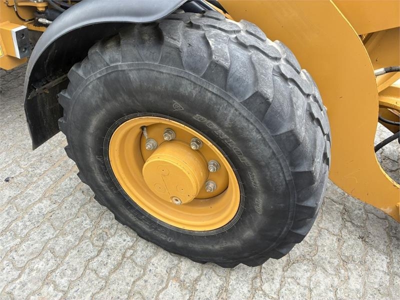 CAT 906M Kolesni nakladalci