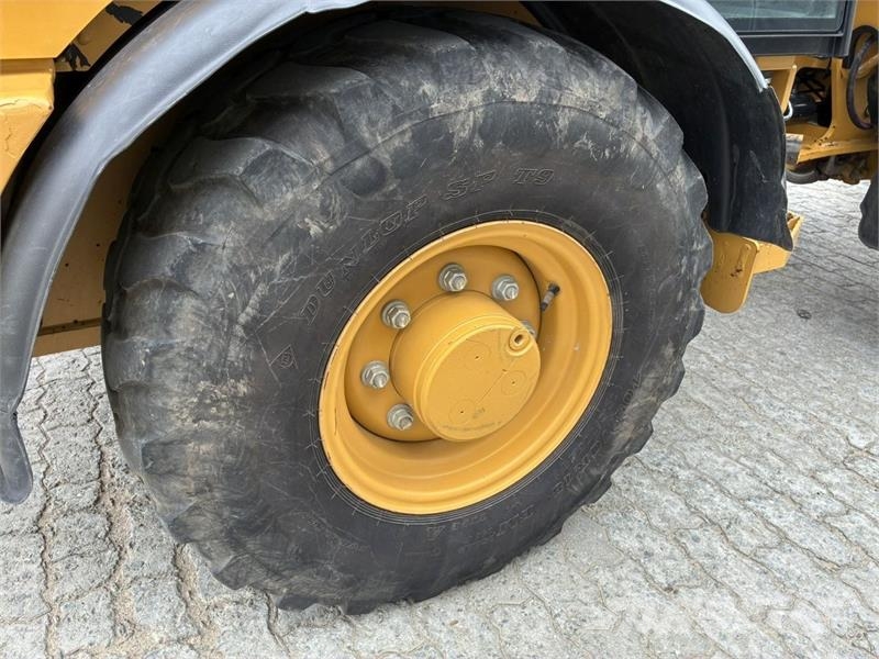 CAT 906M Kolesni nakladalci