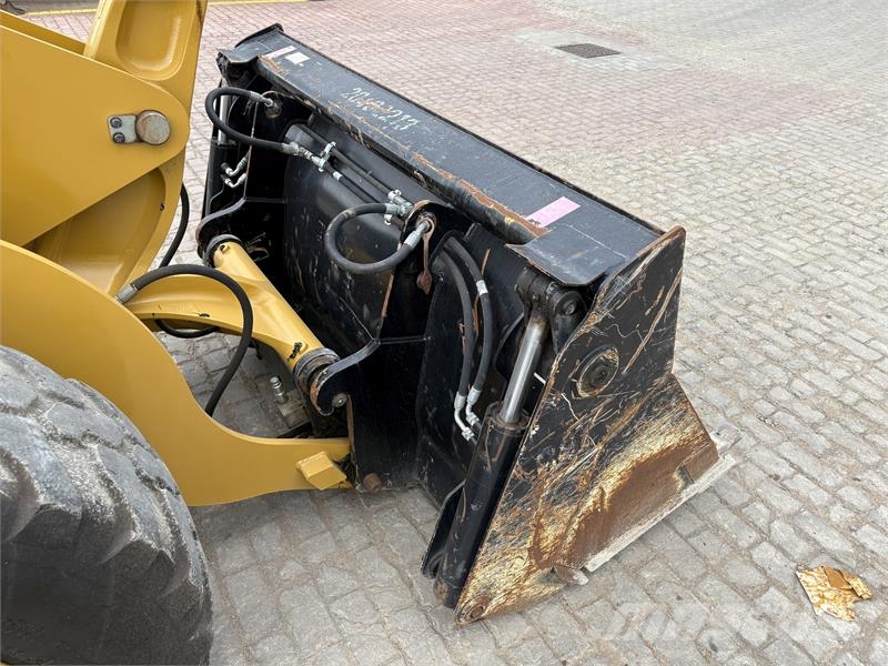 CAT 906M Cargadoras sobre ruedas