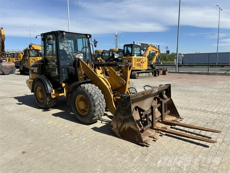 CAT 906M Kolesni nakladalci