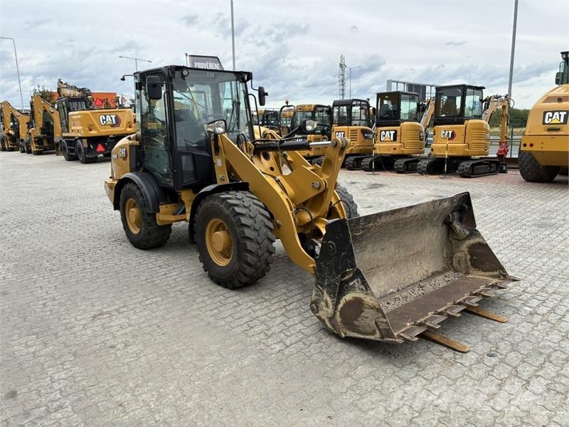 CAT 906M Kolesni nakladalci