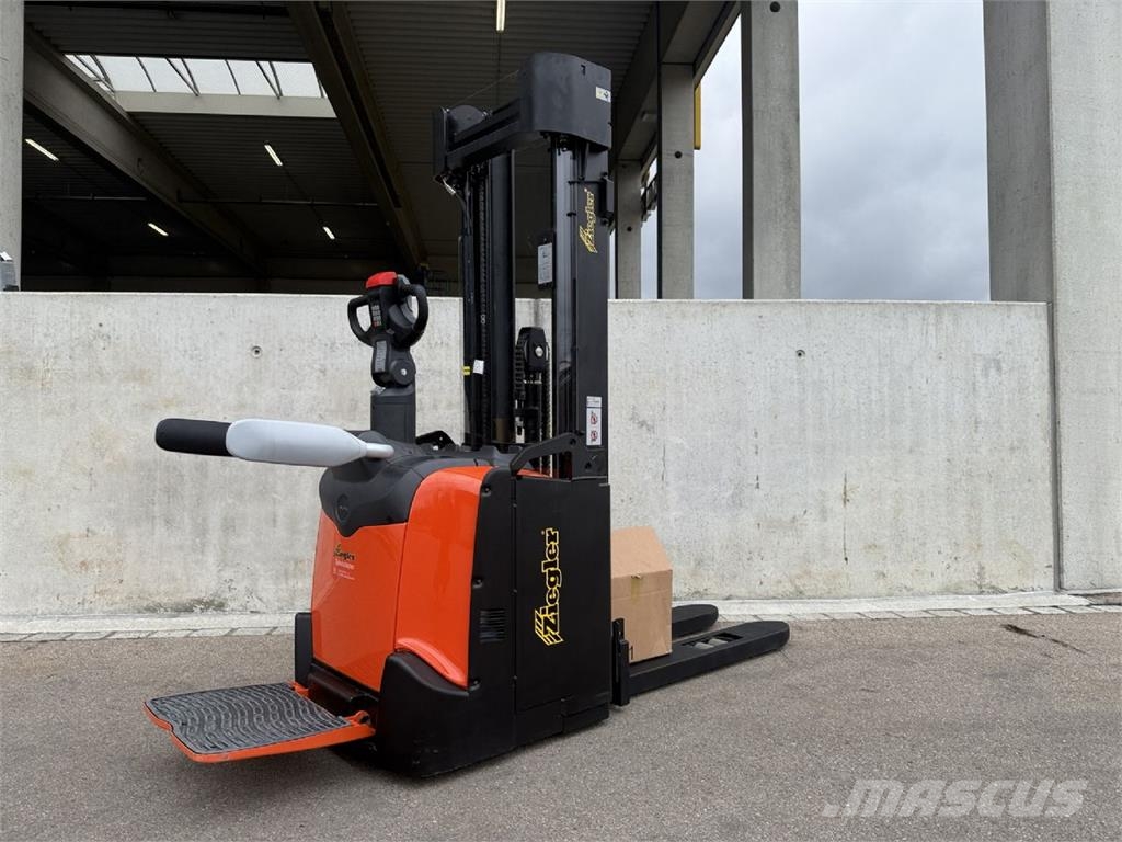 Toyota SPE160 Pedestrian stacker