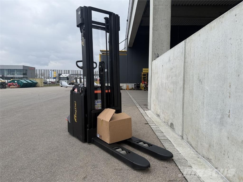 Toyota SPE160 Pedestrian stacker
