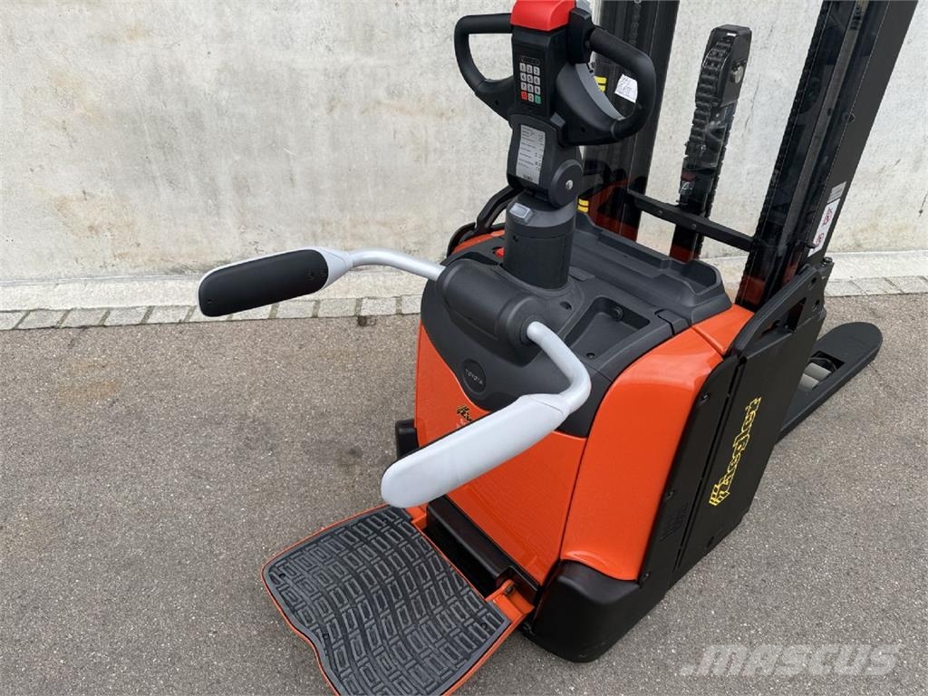 Toyota SPE160 Pedestrian stacker