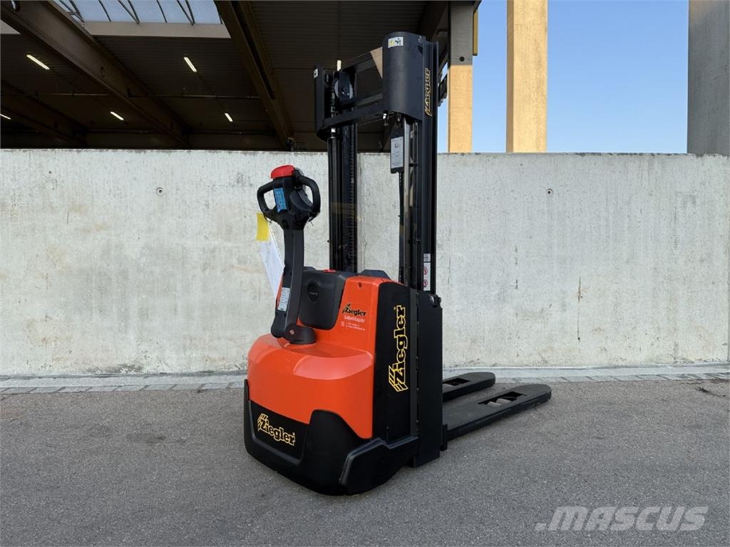 Toyota SWE100 Pedestrian stacker