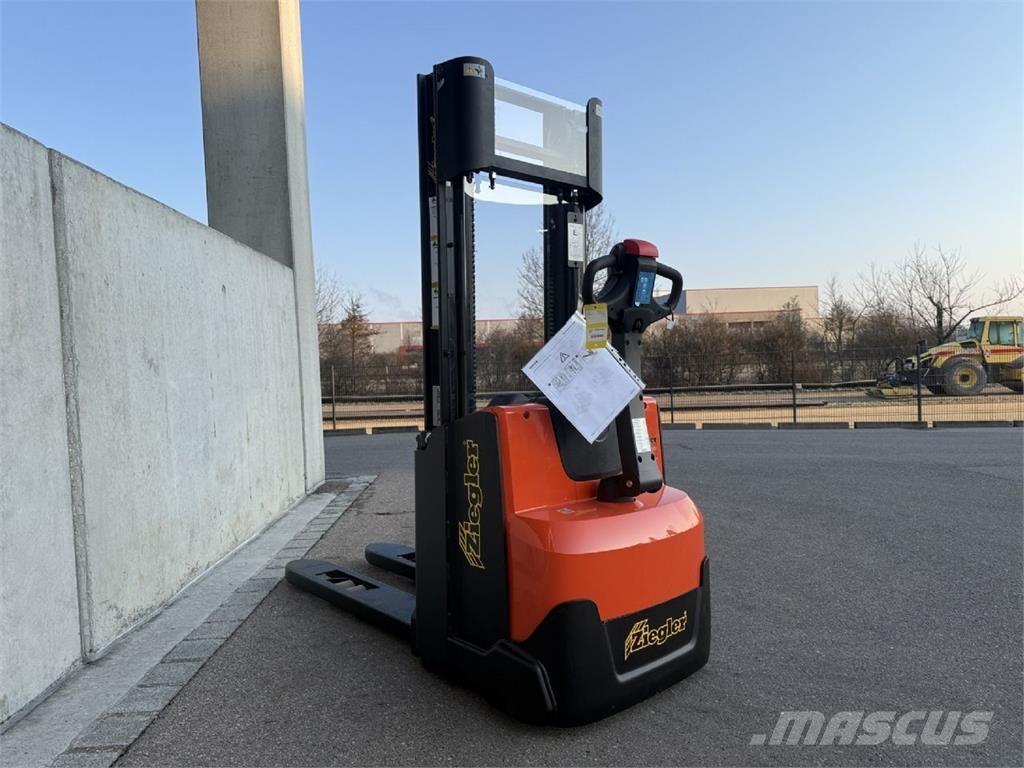 Toyota SWE100 Pedestrian stacker