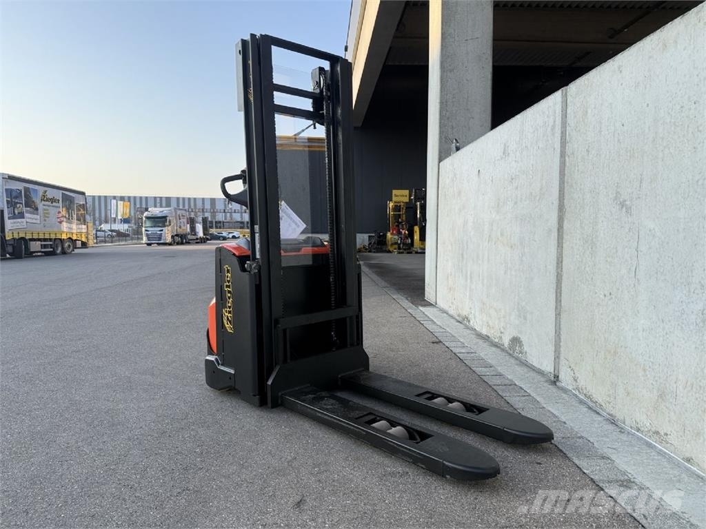 Toyota SWE100 Pedestrian stacker