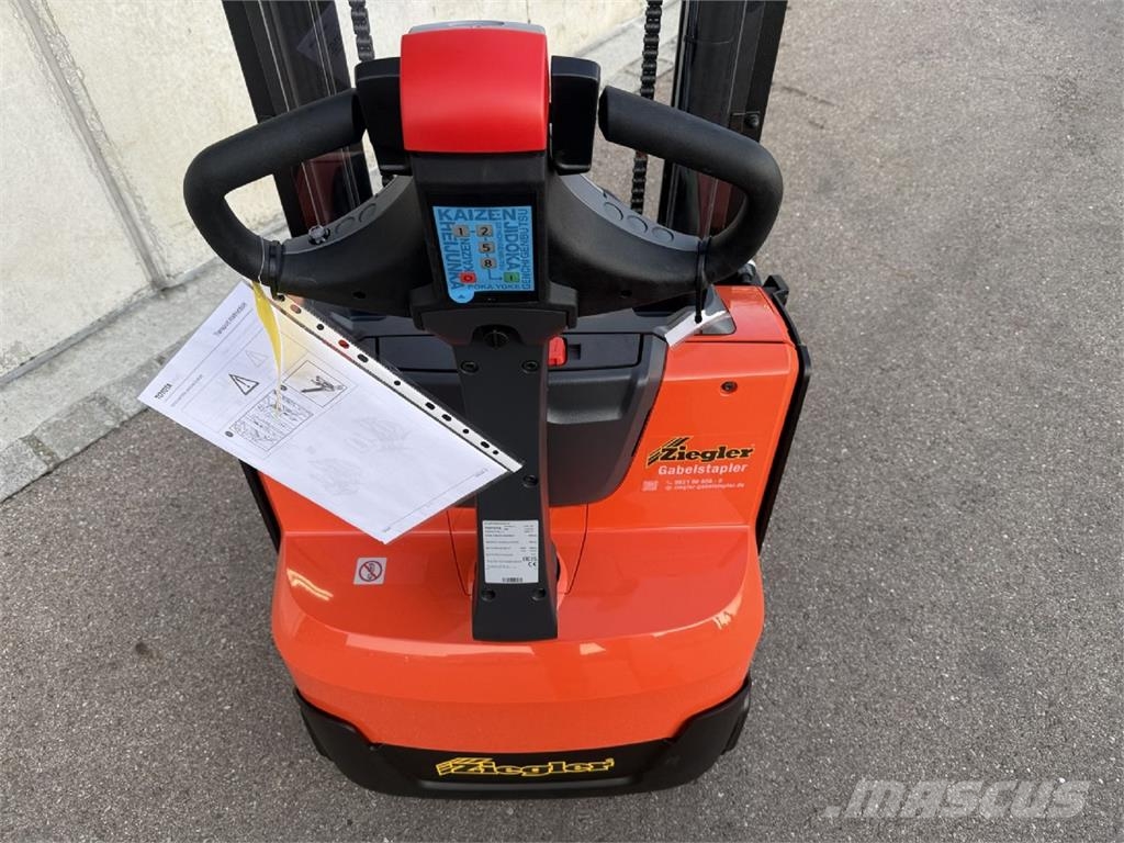Toyota SWE100 Pedestrian stacker