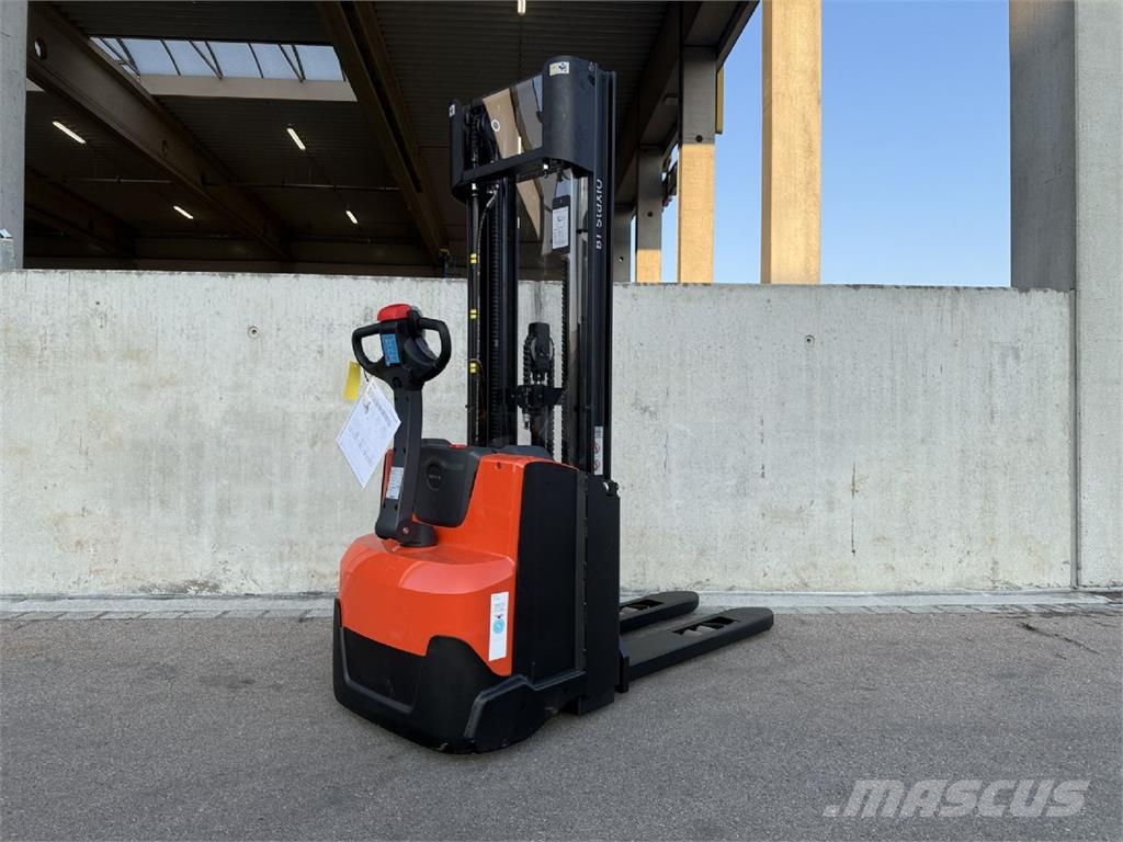 Toyota SWE100 Pedestrian stacker