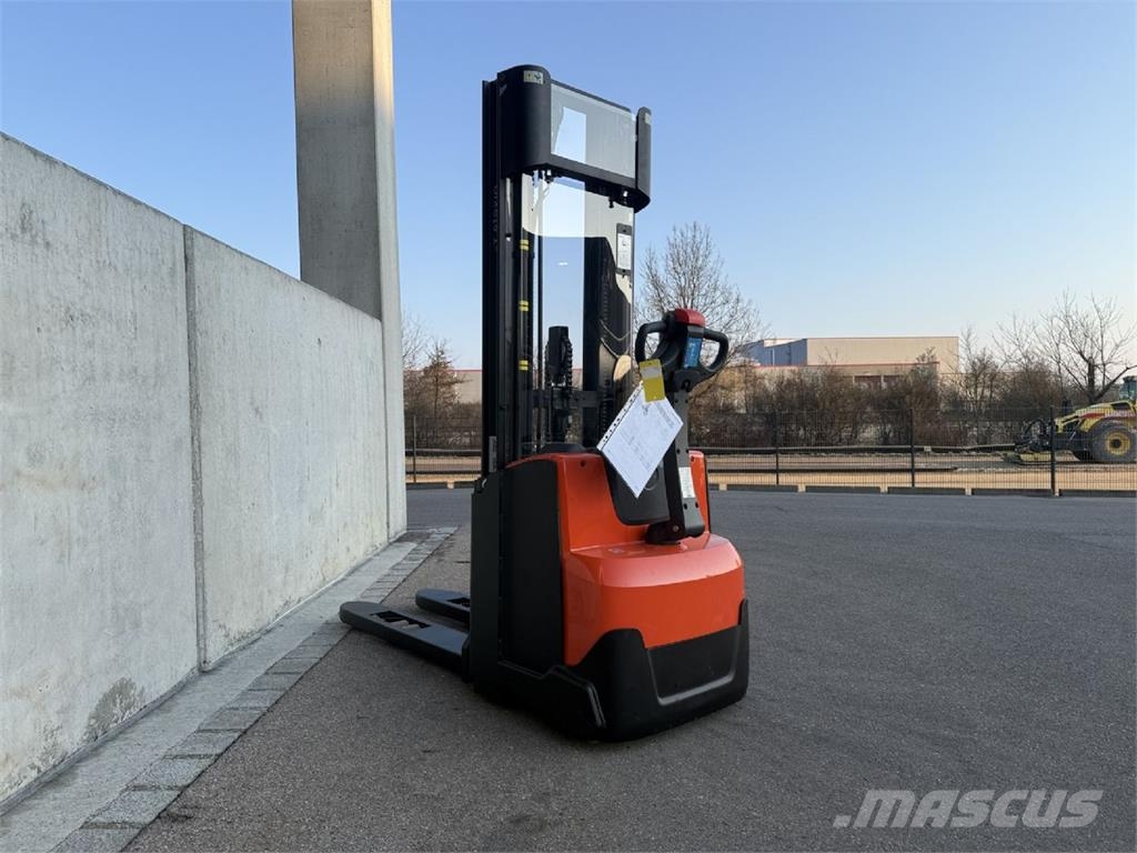 Toyota SWE100 Pedestrian stacker