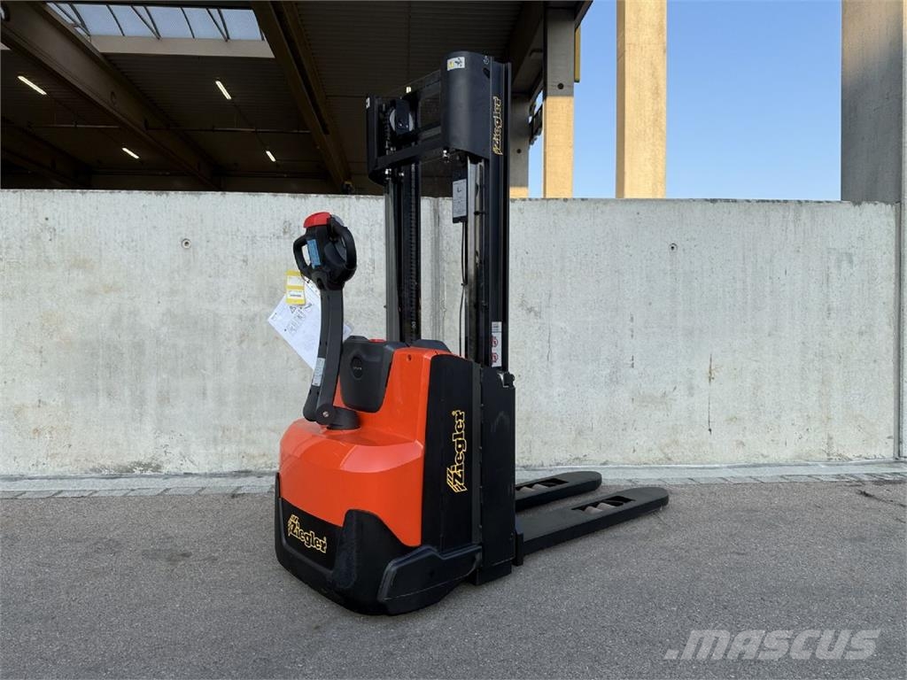 Toyota SWE100 Pedestrian stacker
